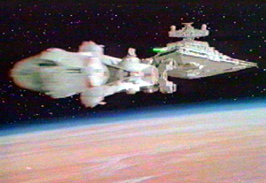La nave TANTIVE IV, perseguida por un Destructor Imperial