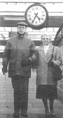Elaine Maudsley and Alf Bergus meet again under Carnforth station clock