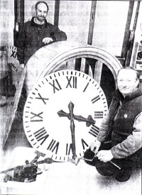 Peter Yates (right) and Terry Boxford with the dismantled Carnforth station clock. (C1B06101)