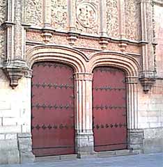 Las puertas del Edificio de la Universidad guardan otras muchas ranas