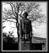 Statue at Veliko Tarnovo * 472 x 508 * (99KB)