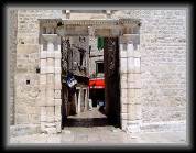 Gate at Trogir * 652 x 494 * (97KB)