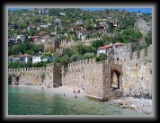 Walls of Alanya fortress * 704 x 528 * (99KB)