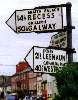 Klassischer Irischer Wegweiser in Clifden