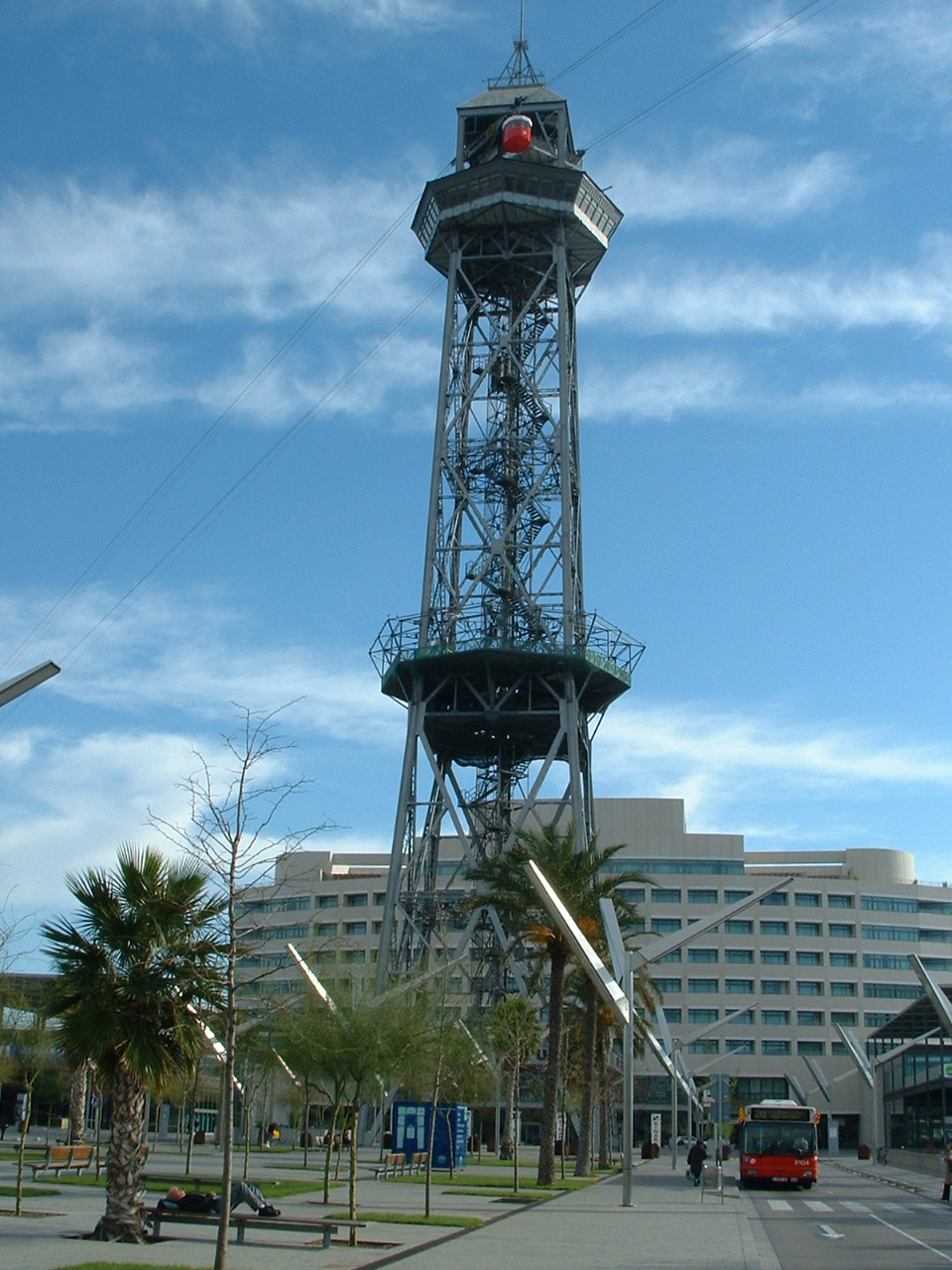 El edificio de la Estació Marítima, tras una de las torres que sostienen el teleférico de Montjuïc.