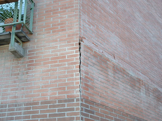 Grietas en la fachada de un edificio de la Vila Olímpica.