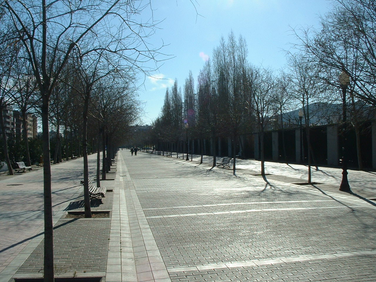 En algunos puntos es posible pasear por la Meridiana ajeno al ruido de los coches, como en la zona de Can Dragó.