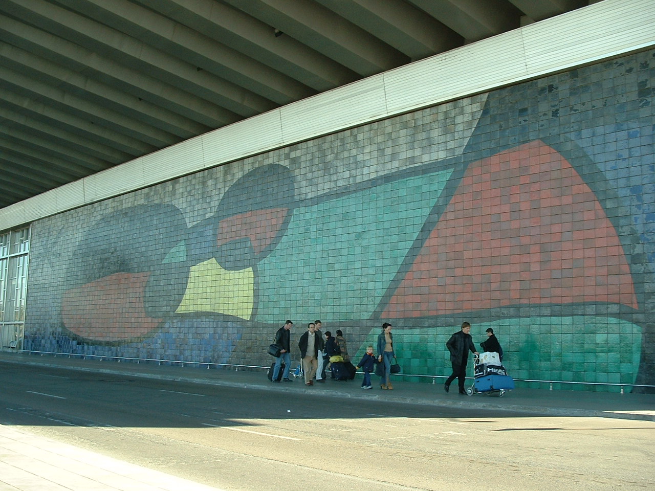 El gran mosaico de Joan Miró adosado a la fachada de la Terminal B.