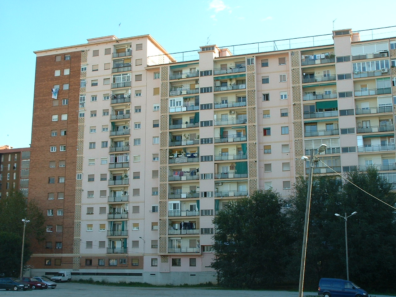 Un ejemplo de los antiguos pisos de la zona, construidos a lo largo del desarrollismo franquista.