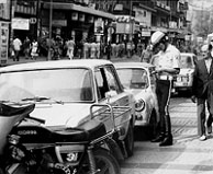 Las dificultades para aparcar conllevaban que las aceras se llenasen de vehículos estacionados. (Foto: Diari de Barcelona)