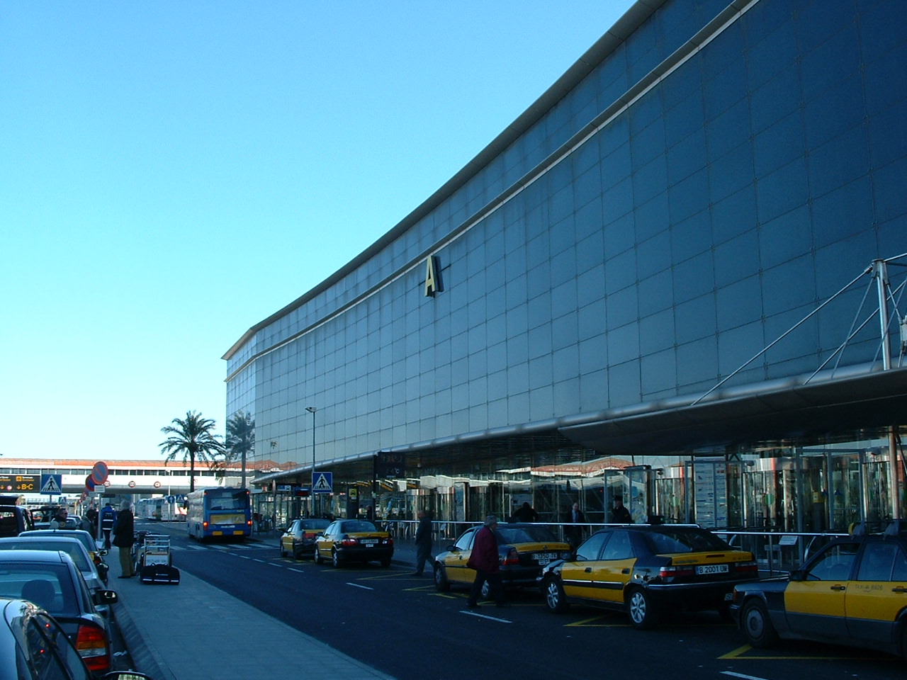 Este es el cosmopolita aspecto que presenta la fachada de la Terminal A desde su inauguración, coincidiendo con la celebración de los JJ OO de Barcelona,