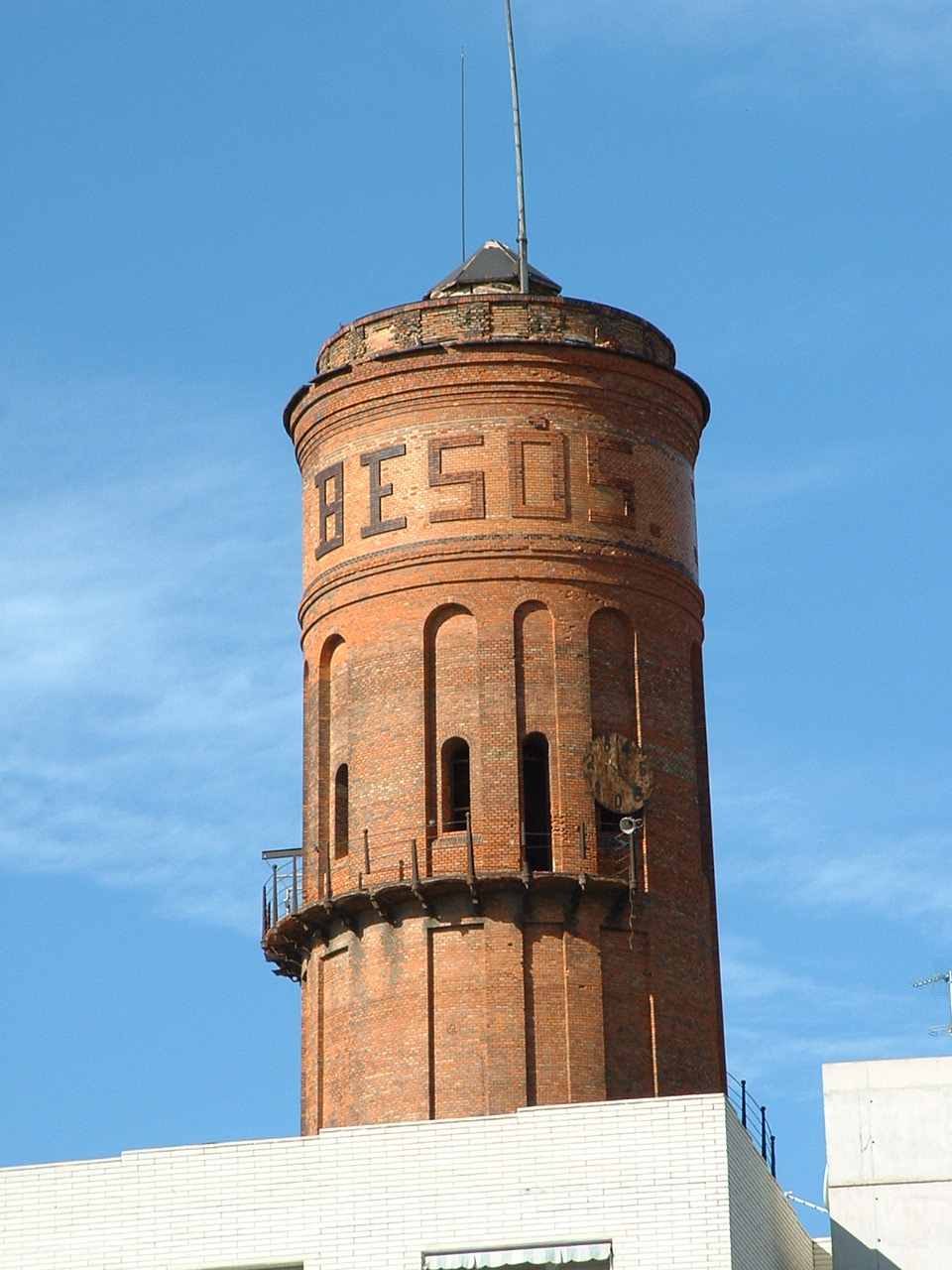 La chimenea de la antigua fábrica del Besòs asiste a una nueva revolución  urbanística en sus alrededores.