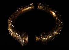 Gold torc, colour