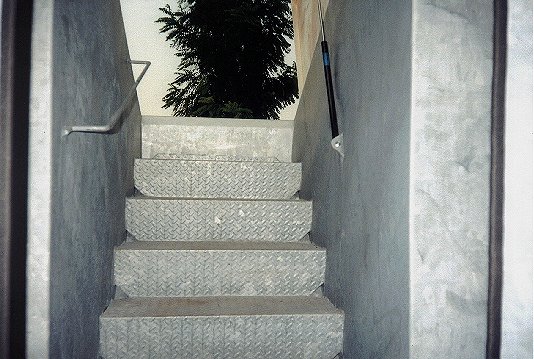 a006.jpg (60352 bytes)