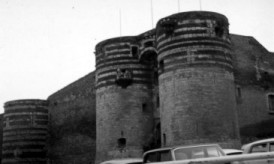 castlebw.jpg (11073 bytes)