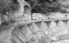 ruins2.jpg (12375 bytes)