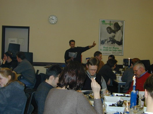 "Neem een blaadje en noteer: ten eerste ..."