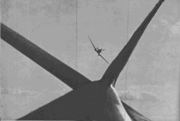 Tysk bombefly blir angrepet av et engelsk jagerfly av typen Spitfire.