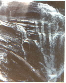 waterfall1.jpg (21439 bytes)