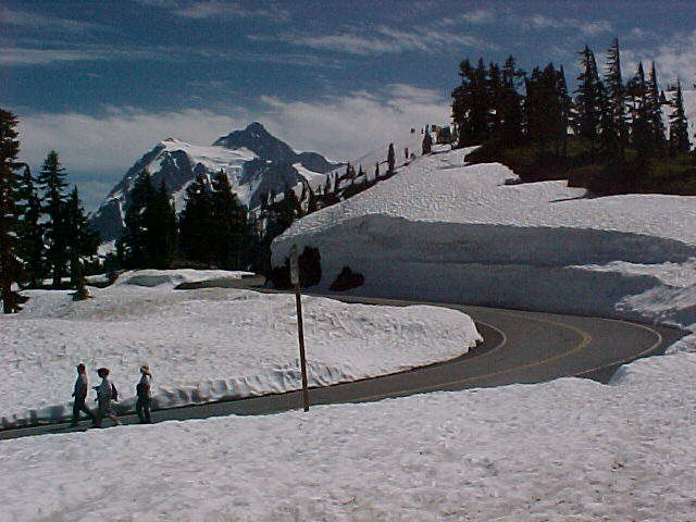 snowpass.jpg (54566 bytes)