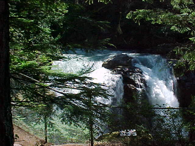 waterfal.jpg (64069 bytes)