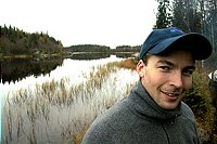 Sverre Vinje ved skogsvann<br>