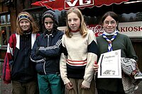 Flaggermus kom p� annenplass i h�stkonken 99<br>Ebba, Elisabeth, Milda og Silje 