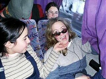 Anette og Juanita p� bussen