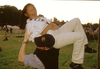 Hans Petter b�rer Tika