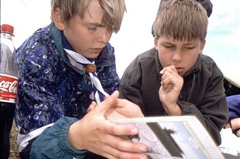 Simen og Carl Philip leser blad