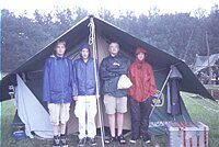 Svein, Anders, Lasse og Andreas s�ker ly for regnv�ret