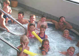 hottub2.jpg (56874 bytes)