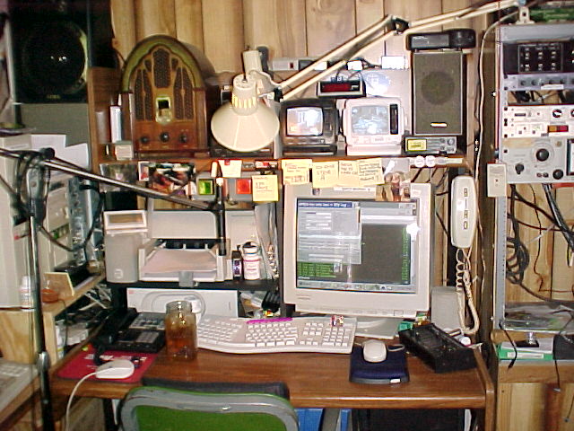 Desk3_GB.jpg (88641 bytes)