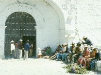 Pobladores del Caon del Colca en la puerta de la Iglesia