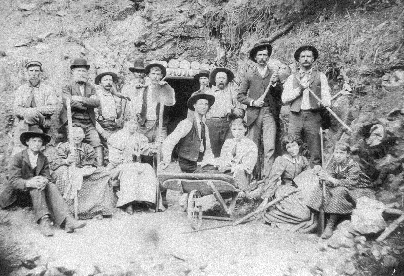 1896-Albert(hammer)FrankLewis(stick)Sidney(shovel)WHMulnix-maybe in suit.gif (572789 bytes)