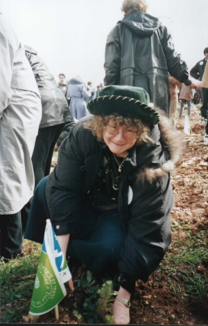 SANDY LERNER PLANTING TREES