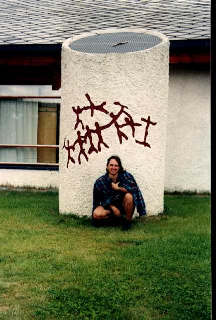 Petr p�ed vchodem do muzea