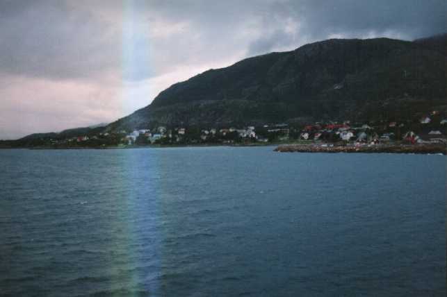 Pohled na L&oslash;dingen z trajektu