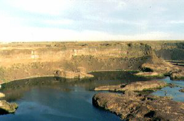 dryfalls.jpg (148131 bytes)