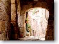 Vaulted alleys inside Old Town, Sorano