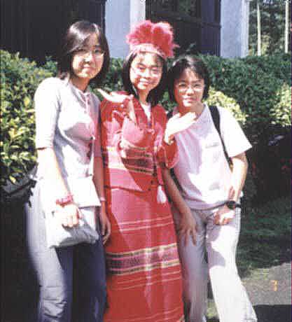 girls.jpg (34091 bytes)