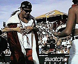 the new Kiing receives his robe