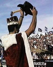 the King shows his guitar to the fans