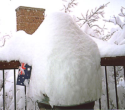 loc_snowman_buried.JPG (41455 bytes)
