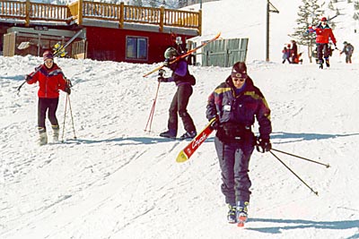 soc_canyons_walk_to_gondola.JPG (39364 bytes)