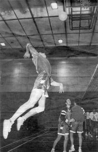 Rub�n Barroso rematando un zaguero