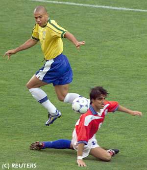 Ronaldo es detenido por el defensor Chileno