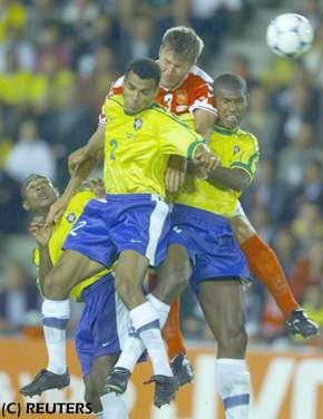 Cafu y Jr. Baiano despejan el bal�n sobre la llegada de RIEPER Marc