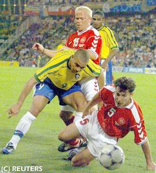 Ronaldo no puede pasar sobre HEINTZE Jan(abajo) y TOFTING Stig(arriba)