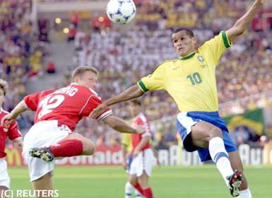 Rivaldo y COLDING Soren disputan la posici�n del esf�rico